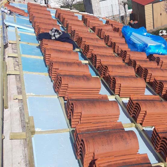 Tejas ordenadas sobre un tejado en construcción