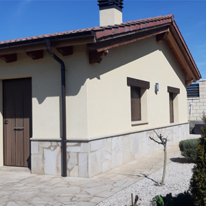 Casa pequeña con tejado a dos aguas