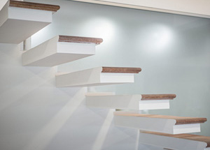 Escaleras de estilo moderno con iluminación minimalista