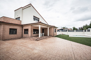 Casa grande de campo, con mezcla de estilo rústico y moderno