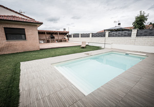 Piscina en jardín privado