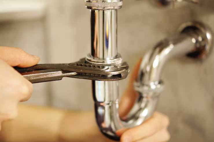 Unas tuberías con una llave inglesa